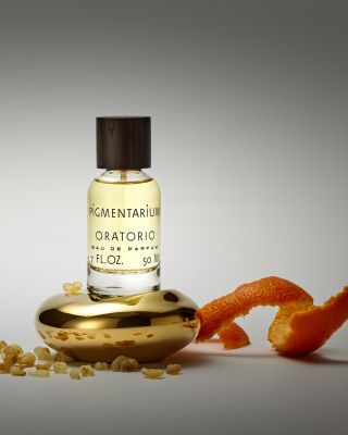 ORATORIO je vůně sezóny. Jeho mimořádné spojení akordů kadidla a mandarinkové kůry z něj činí hřejivě svěží parfém....