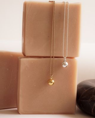 Koule - kruh je symbolem celistvosti, dokonalosti a nekonečna. Vše se děje cyklicky a věřím, že je i dokonalé! Řetízek...