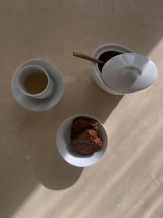 Oslavujme každý den a hlavně stylově 🤍 Porcelán z kolekce PANATHENAI od @pirsc_porcelain_studio seženete v @jarrygstore...